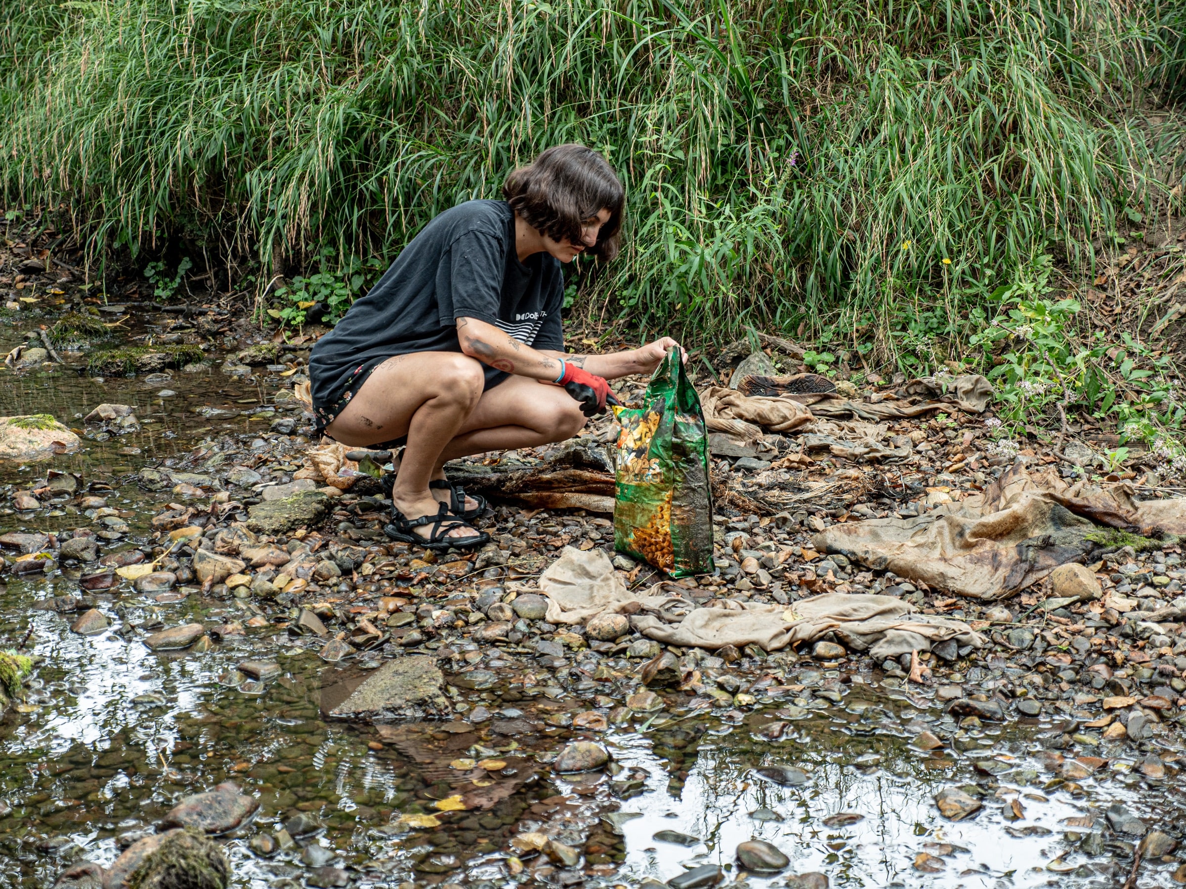 Recolección de materiales atrapados en el cauce del río Nora