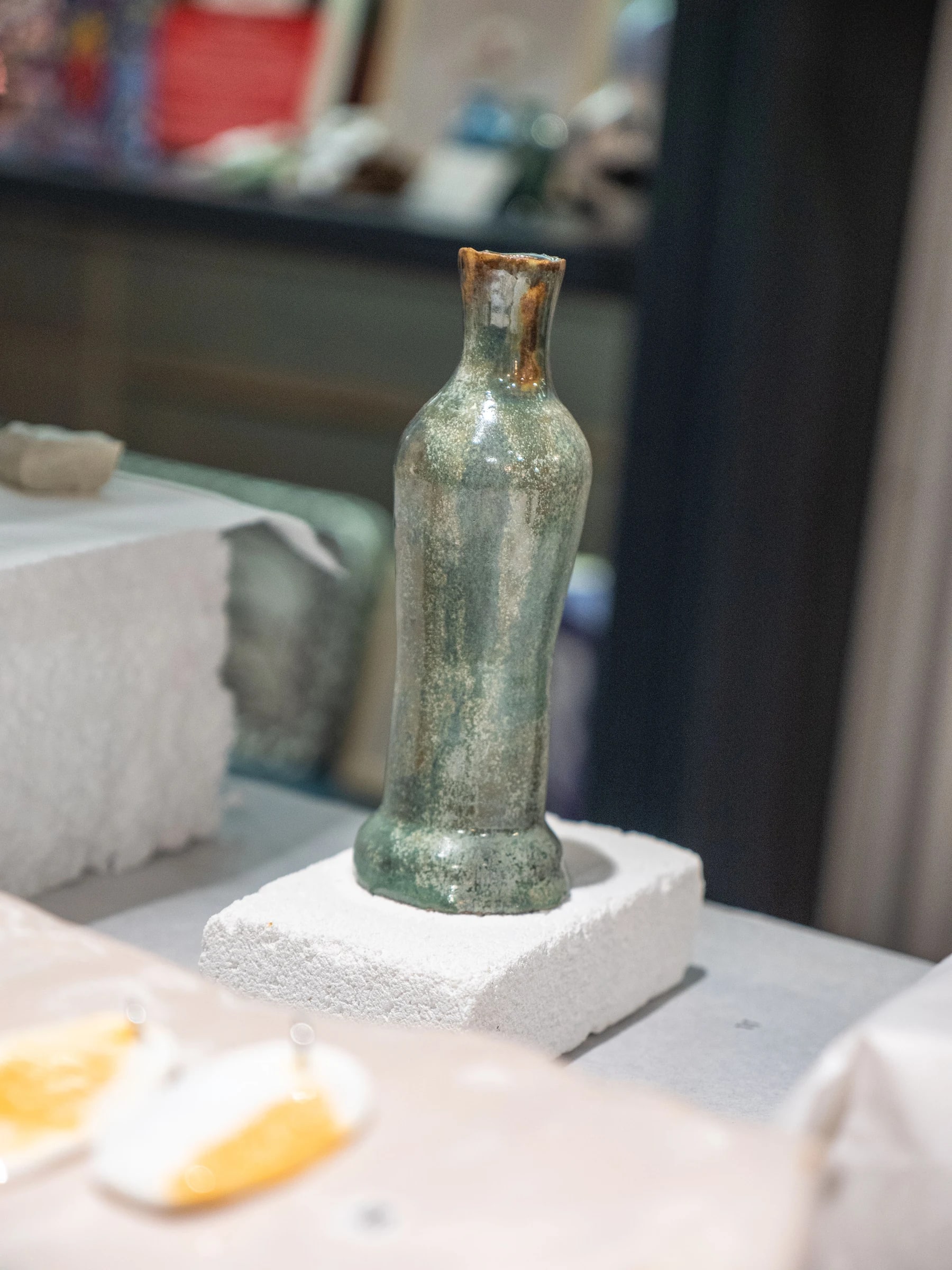 Botella cerámica esmaltada sobre pedestal