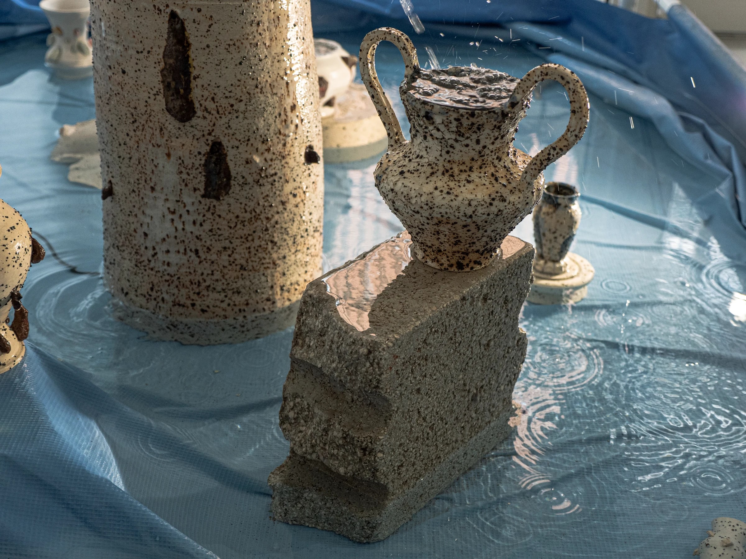 Conjunto de piezas cerámicas rodeadas de agua