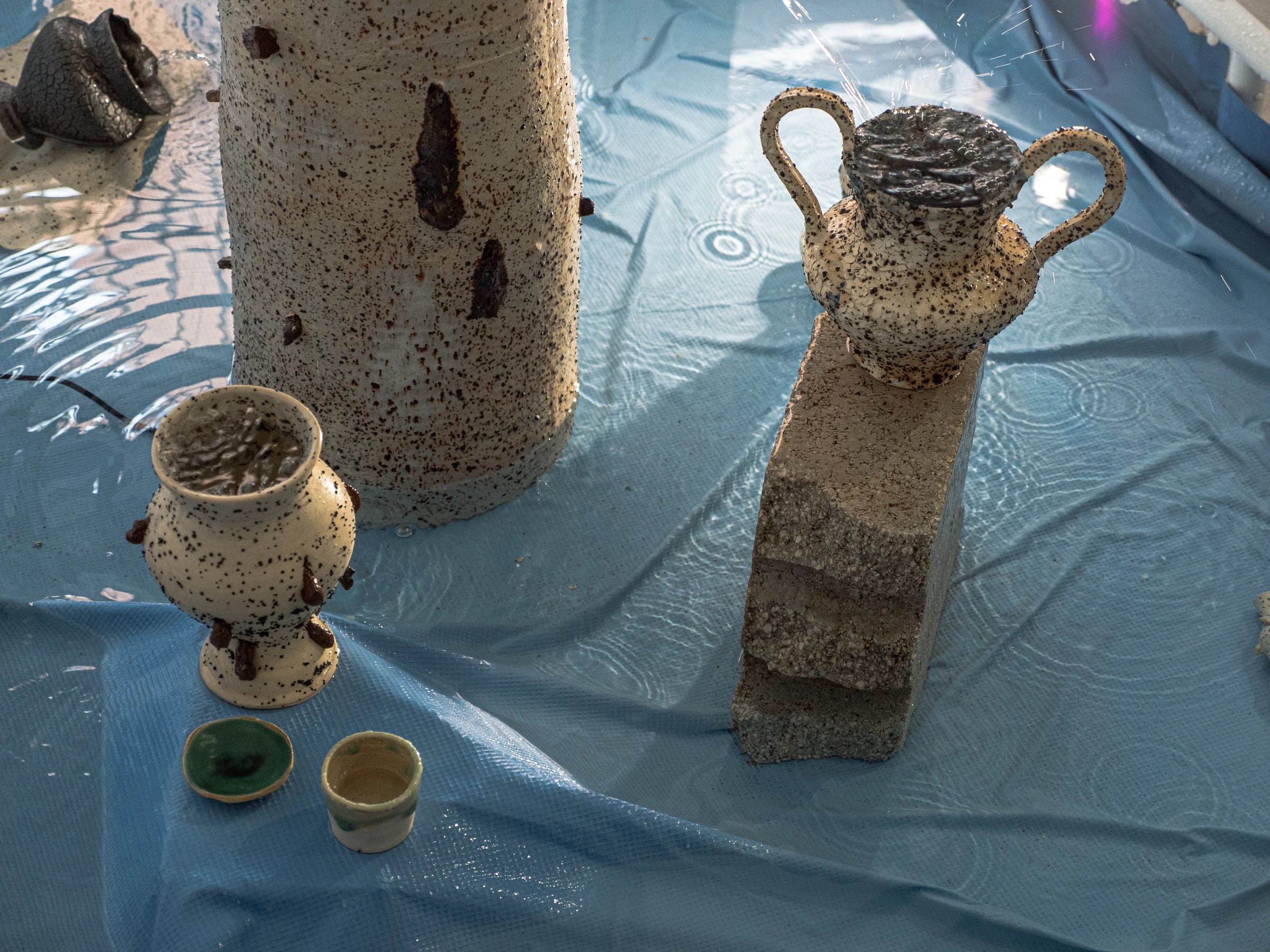 Jarra escultórica sobre soporte mineral
