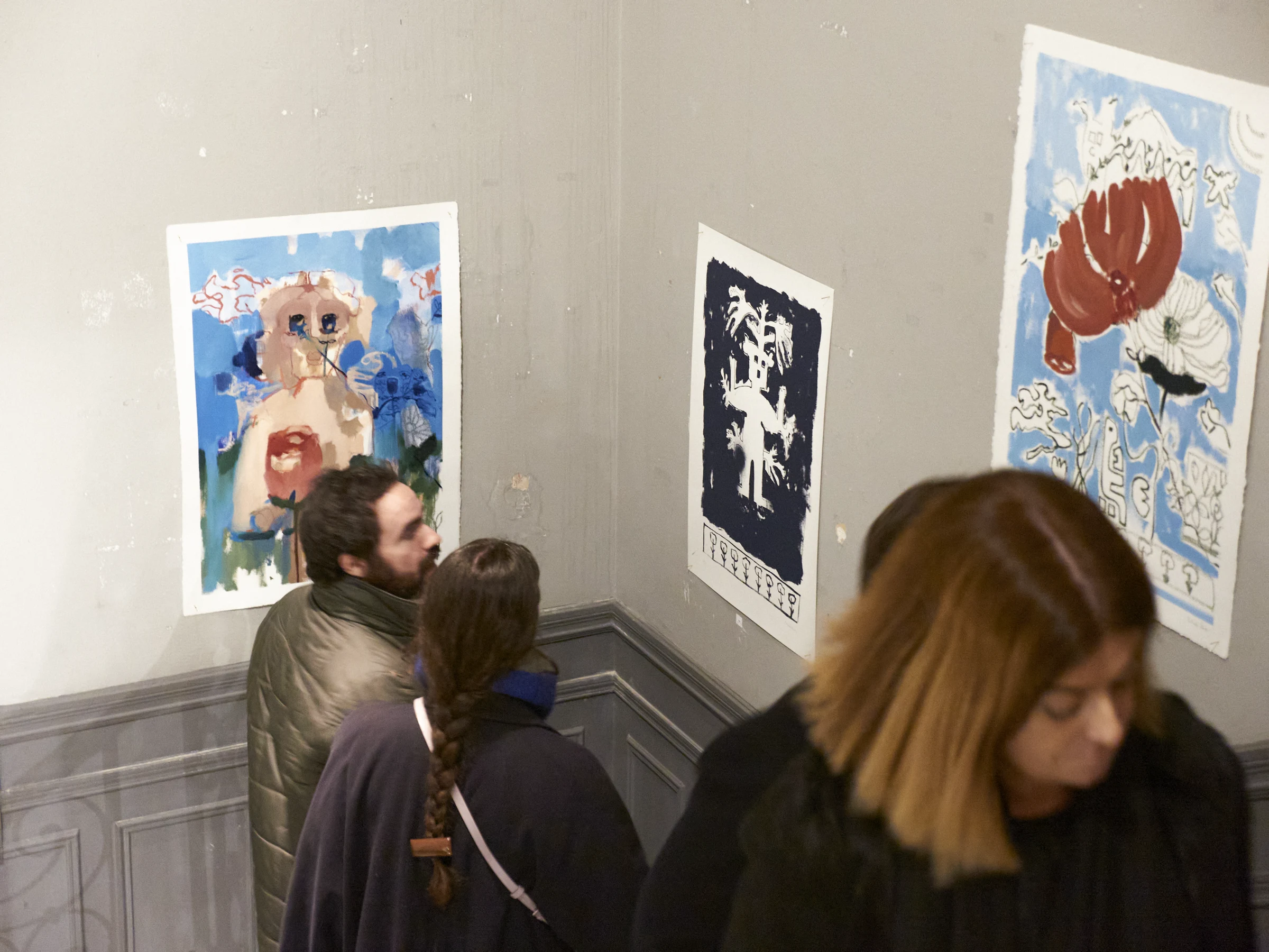 Público frente a las obras de la exposición