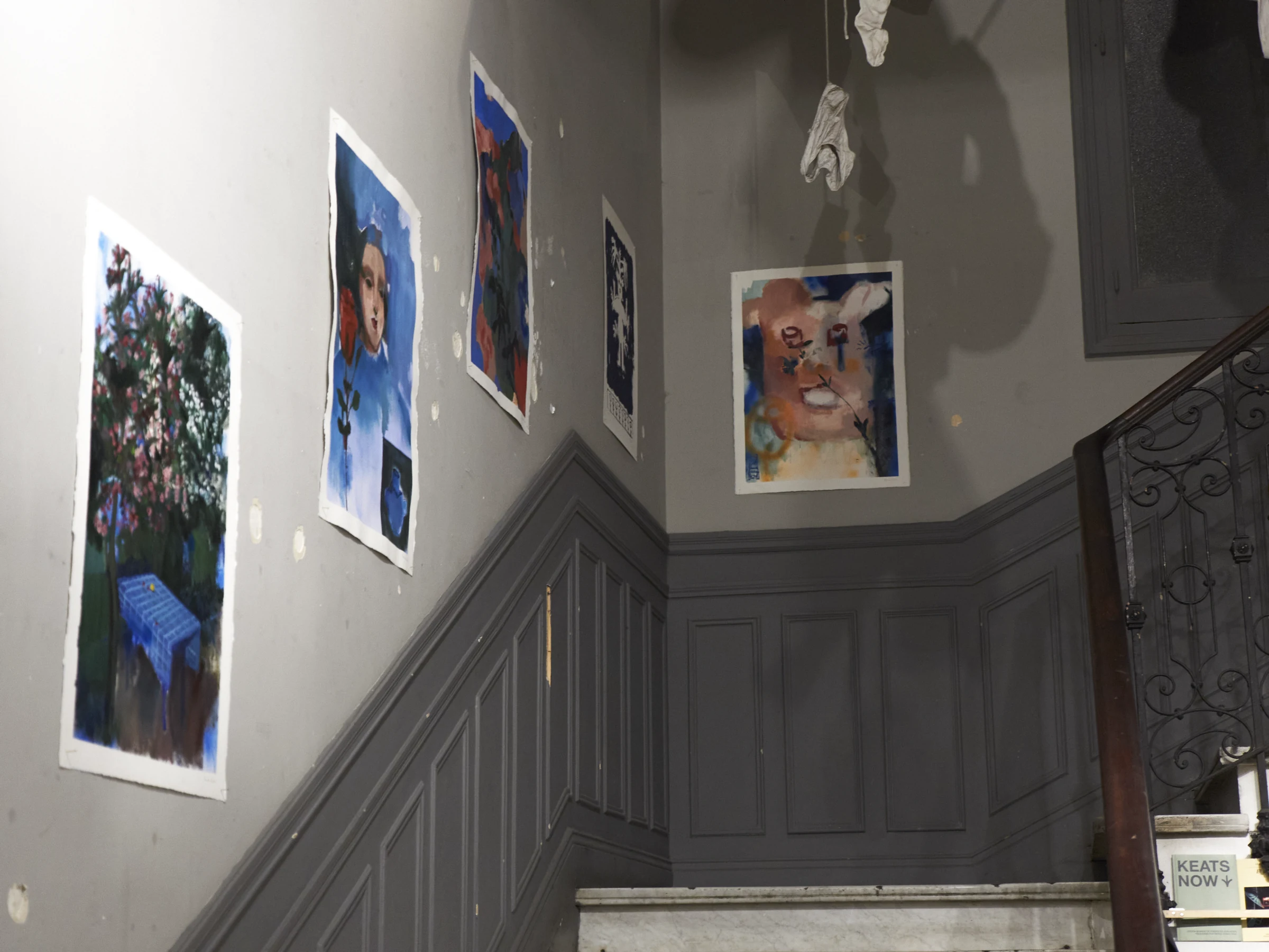Vista de la exposición Certezas en la escalera de El Imparcial