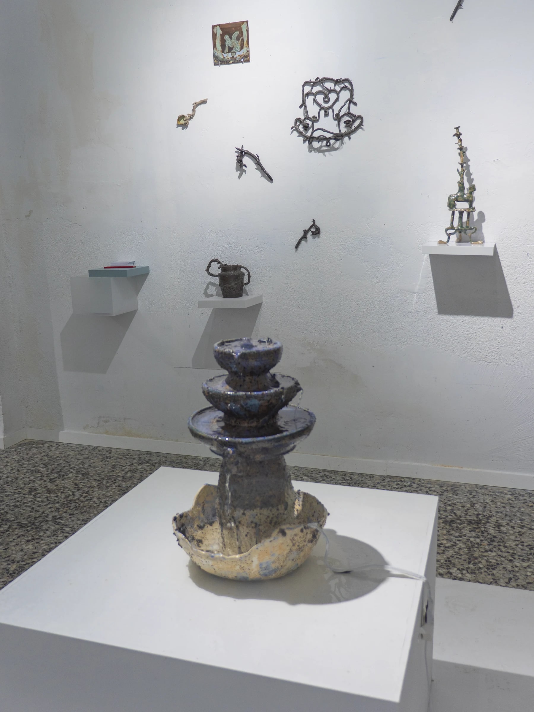 Fuente cerámica instalada en el centro de la sala de Lo velado