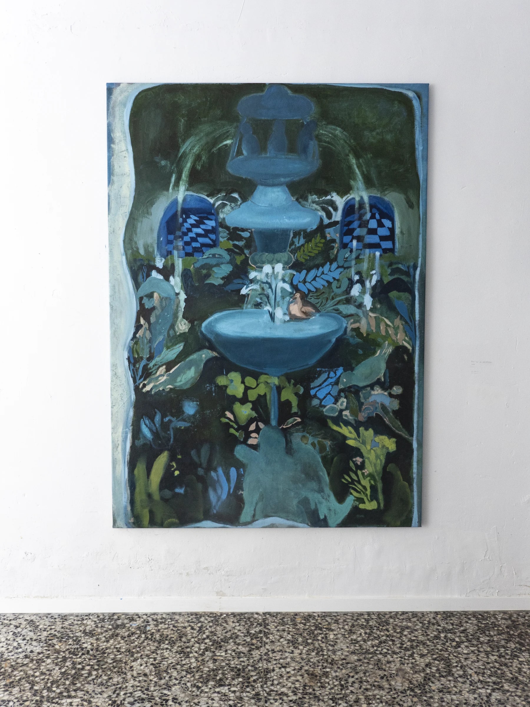 Obra gráfica azul con fuente y vegetación instalada en pared