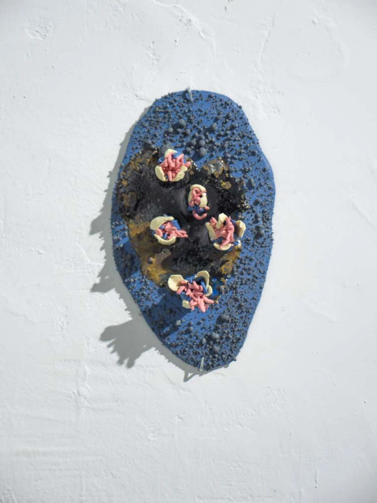 Relieve cerámico azul con pequeñas flores incrustadas
