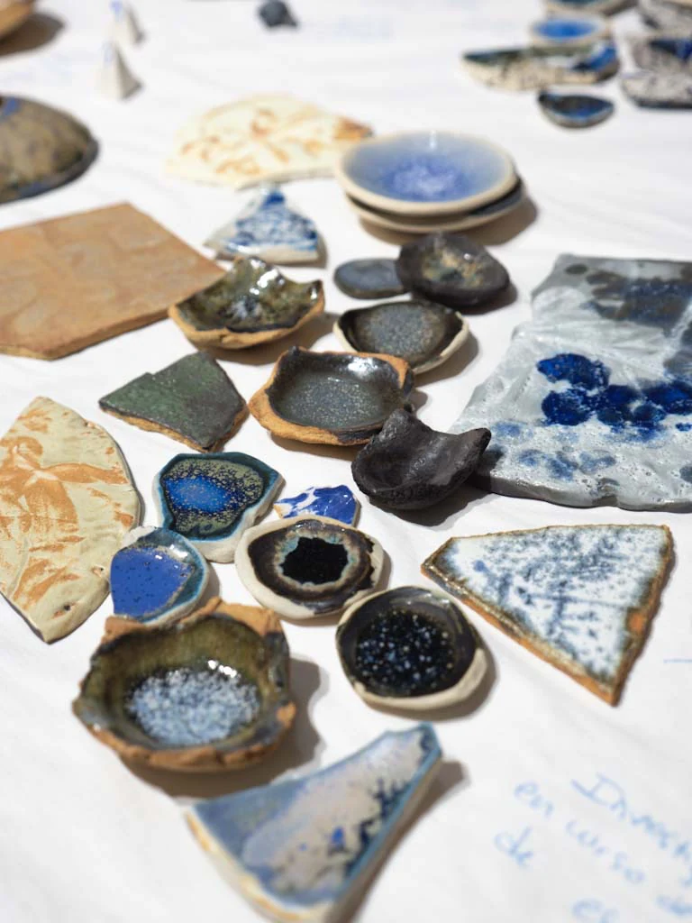 Mesa de archivo con cuencos, placas y pruebas cerámicas azules