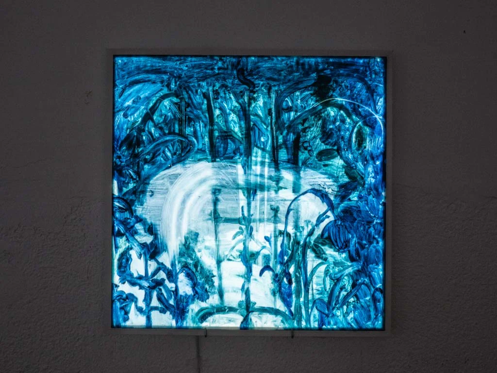 Obra gráfica azul con formas de jardín y arquitectura