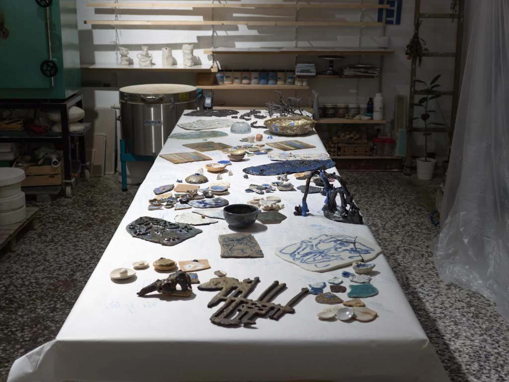 Mesa de investigación y archivo de materiales