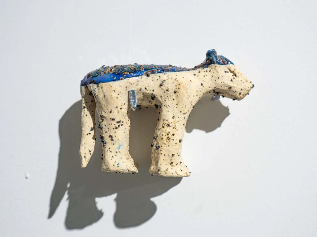 Escultura cerámica cuadrúpeda con esmalte claro y azul
