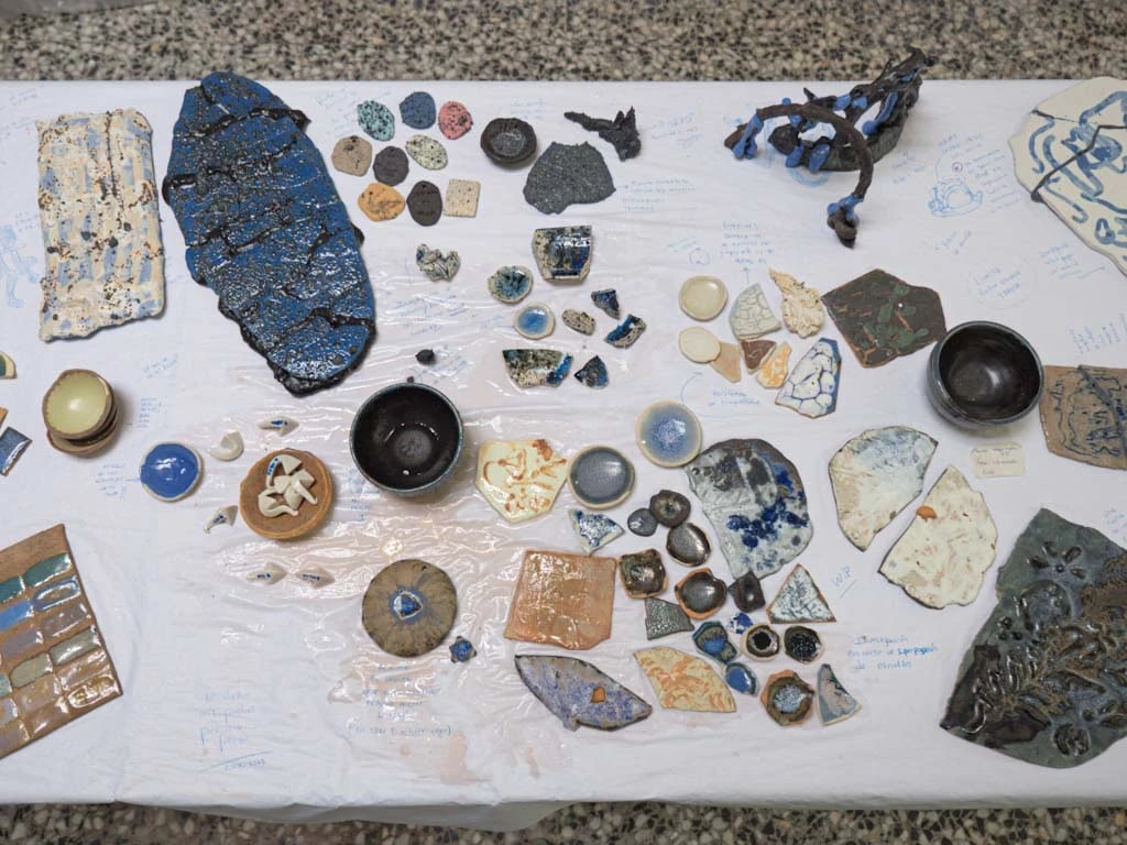 Detalle cenital de placas, minerales y objetos del archivo