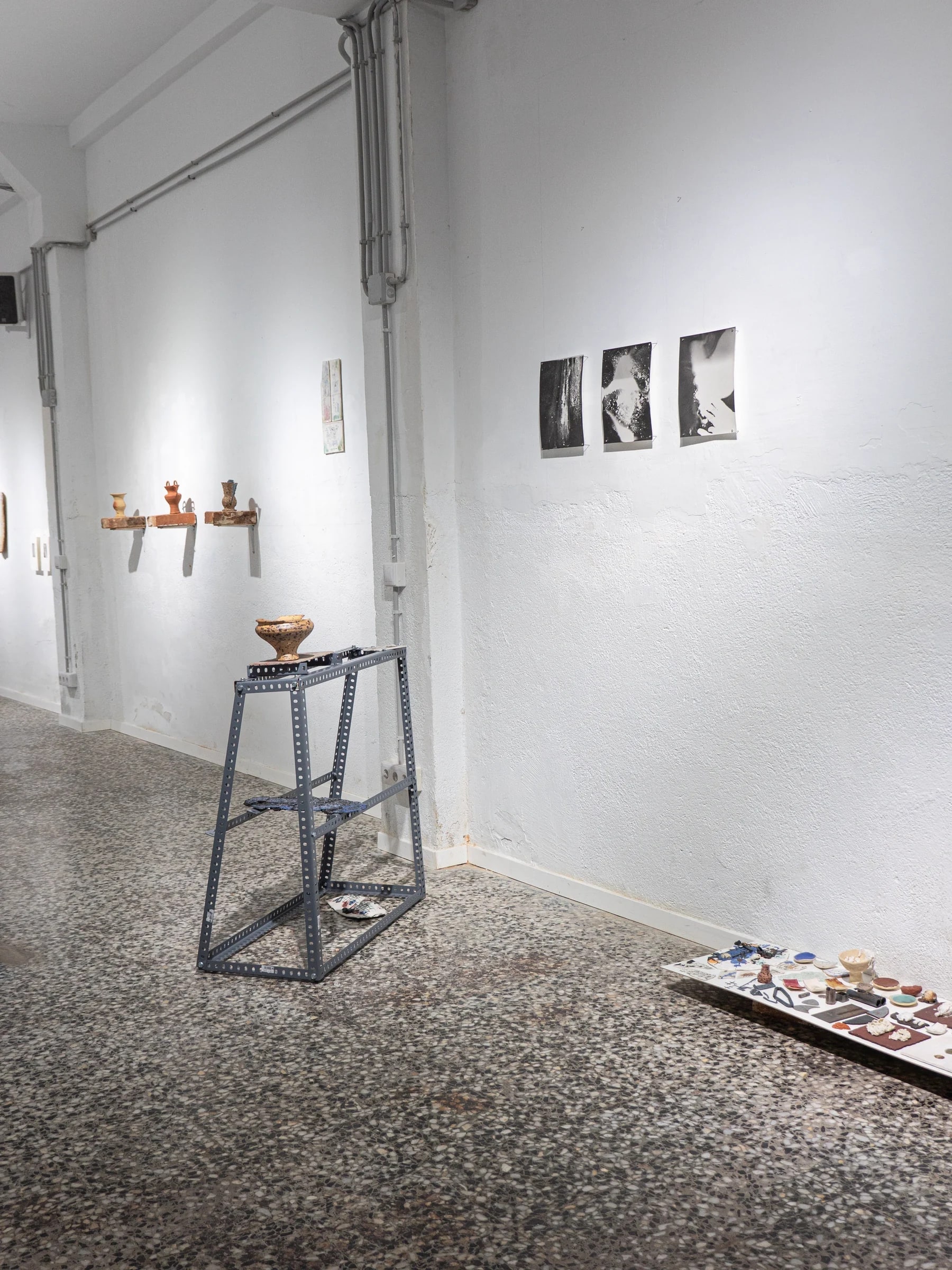 Vista de sala con obras gráficas y cerámicas