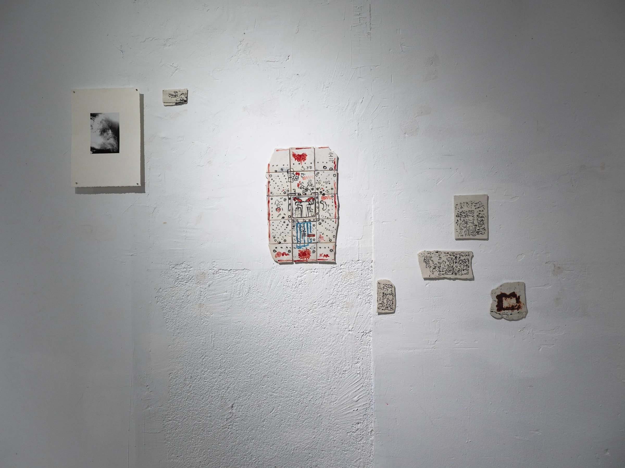 Muro con dibujos, documentos y fragmentos del archivo material