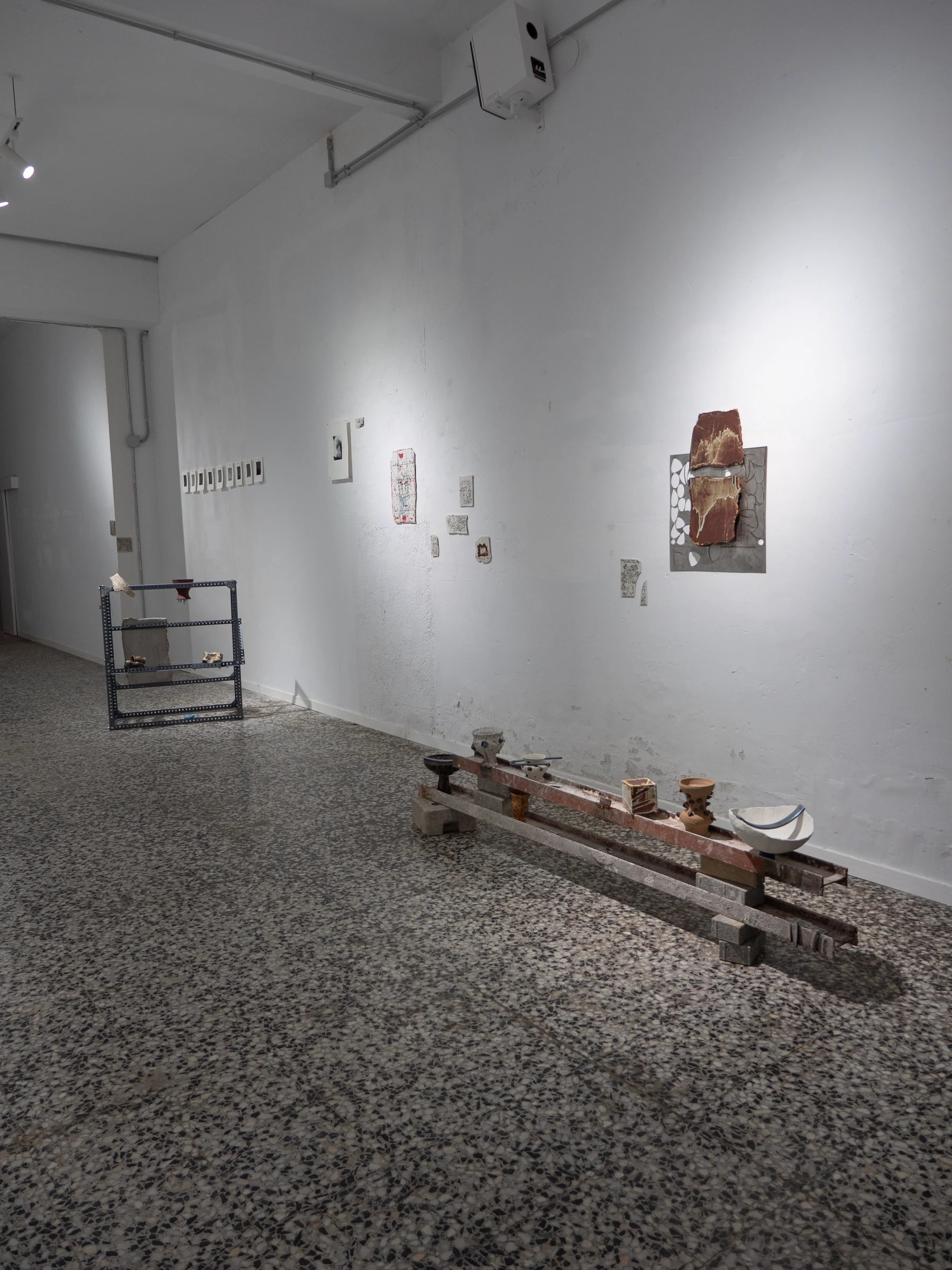 Vista de sala con piezas alineadas sobre una estructura baja