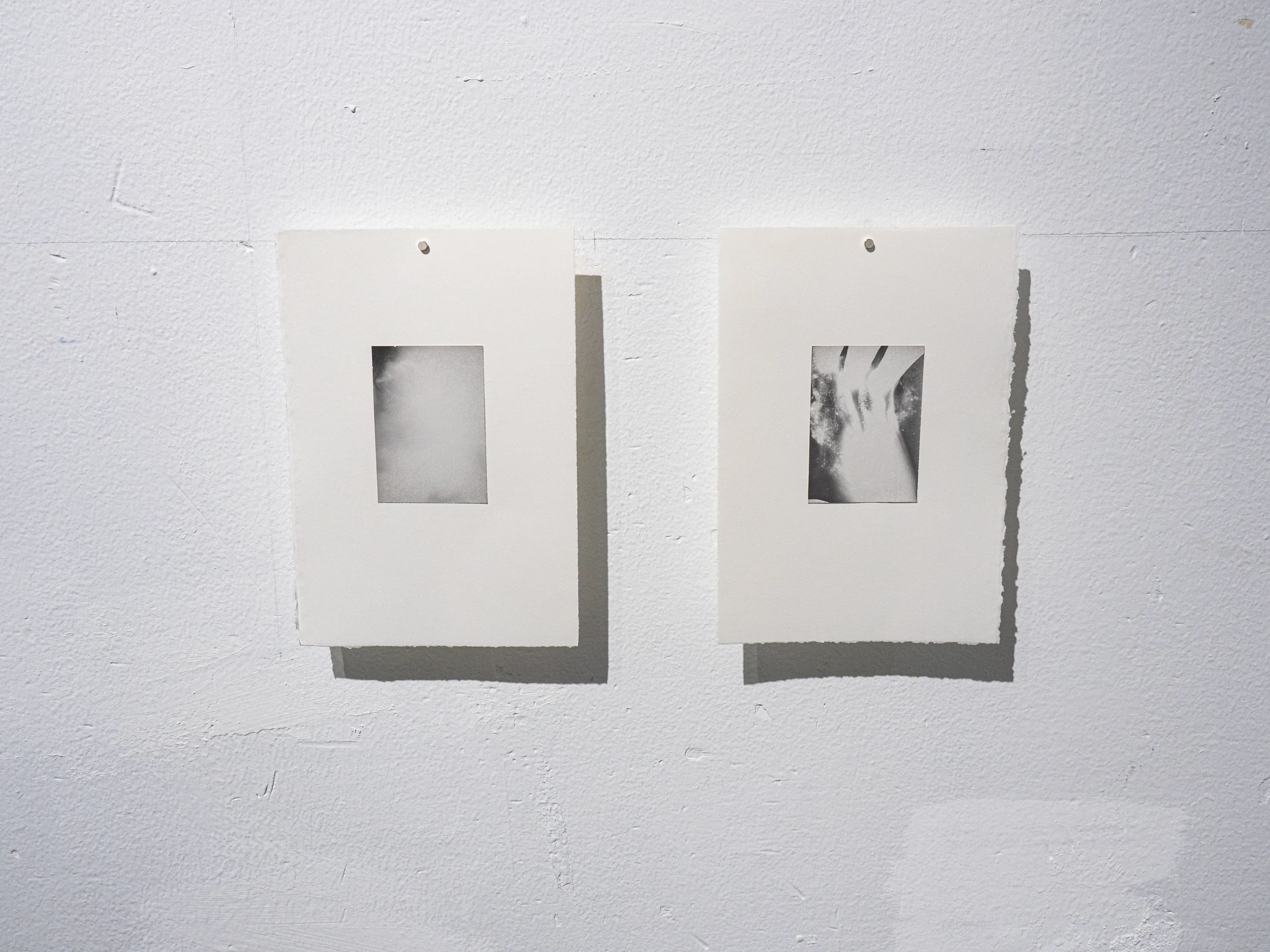 Dos fotografías analógicas montadas sobre paspartú blanco