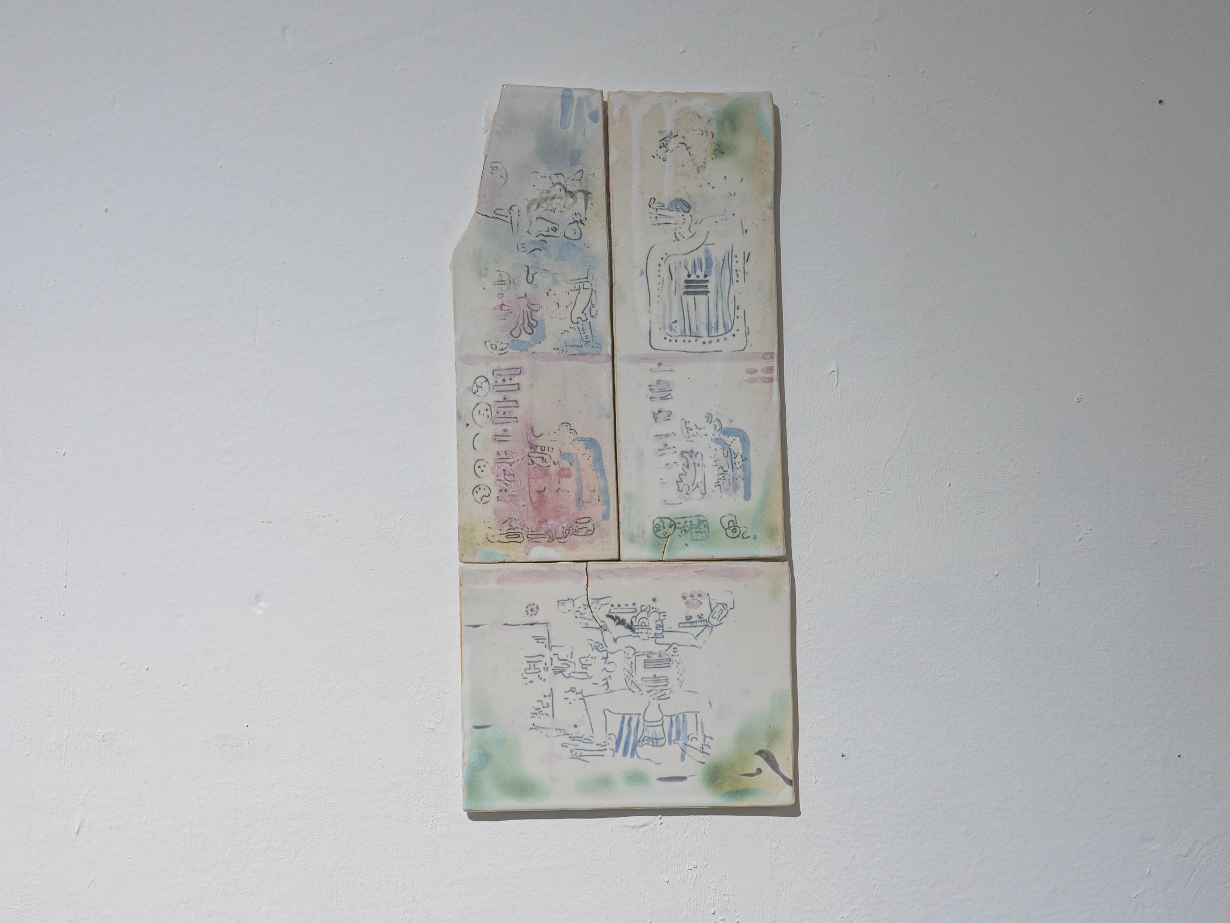 Archivo de muestras, dibujos y materiales sobre mesa