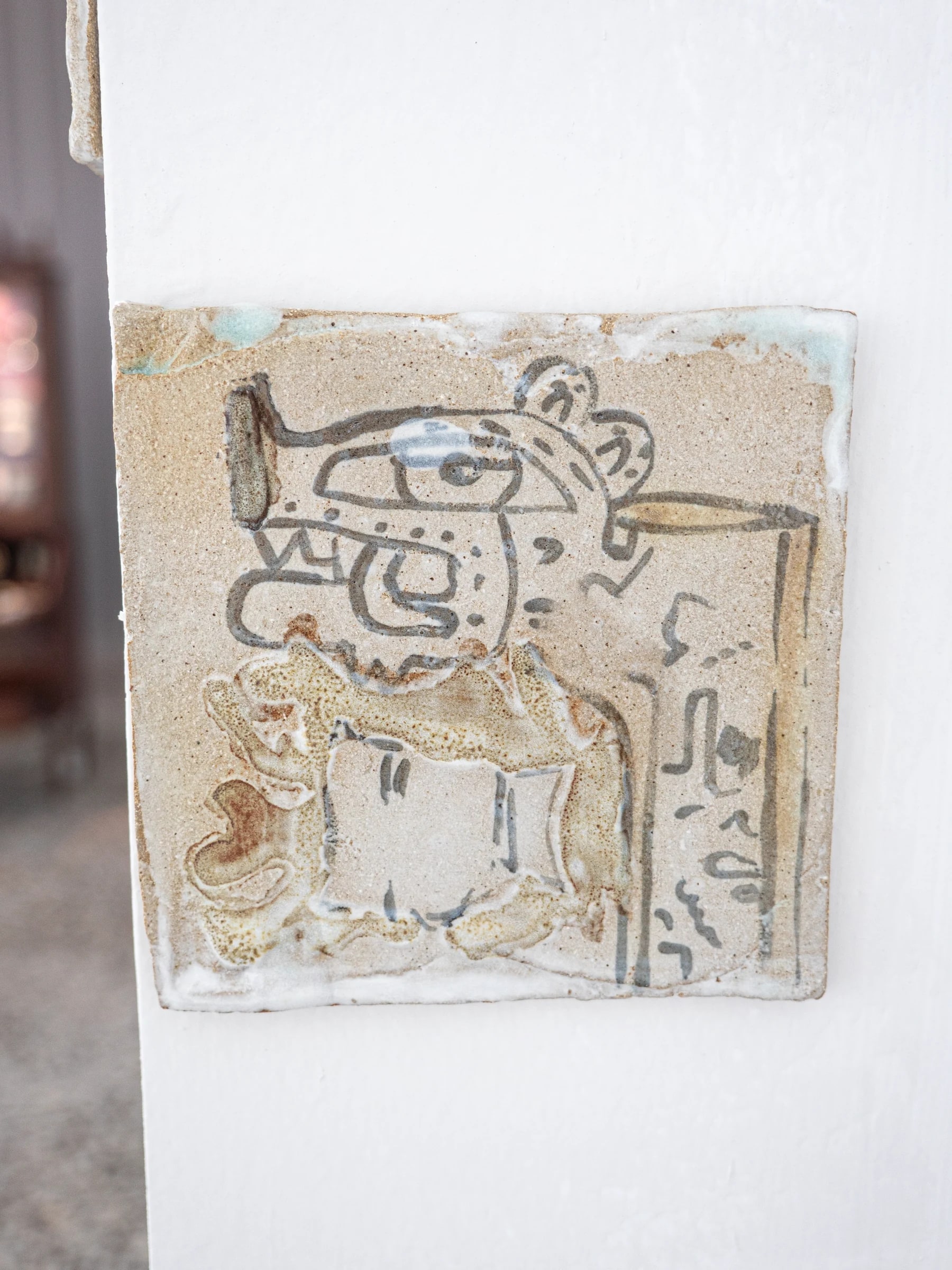 Detalle de placa cerámica con iconografía lineal