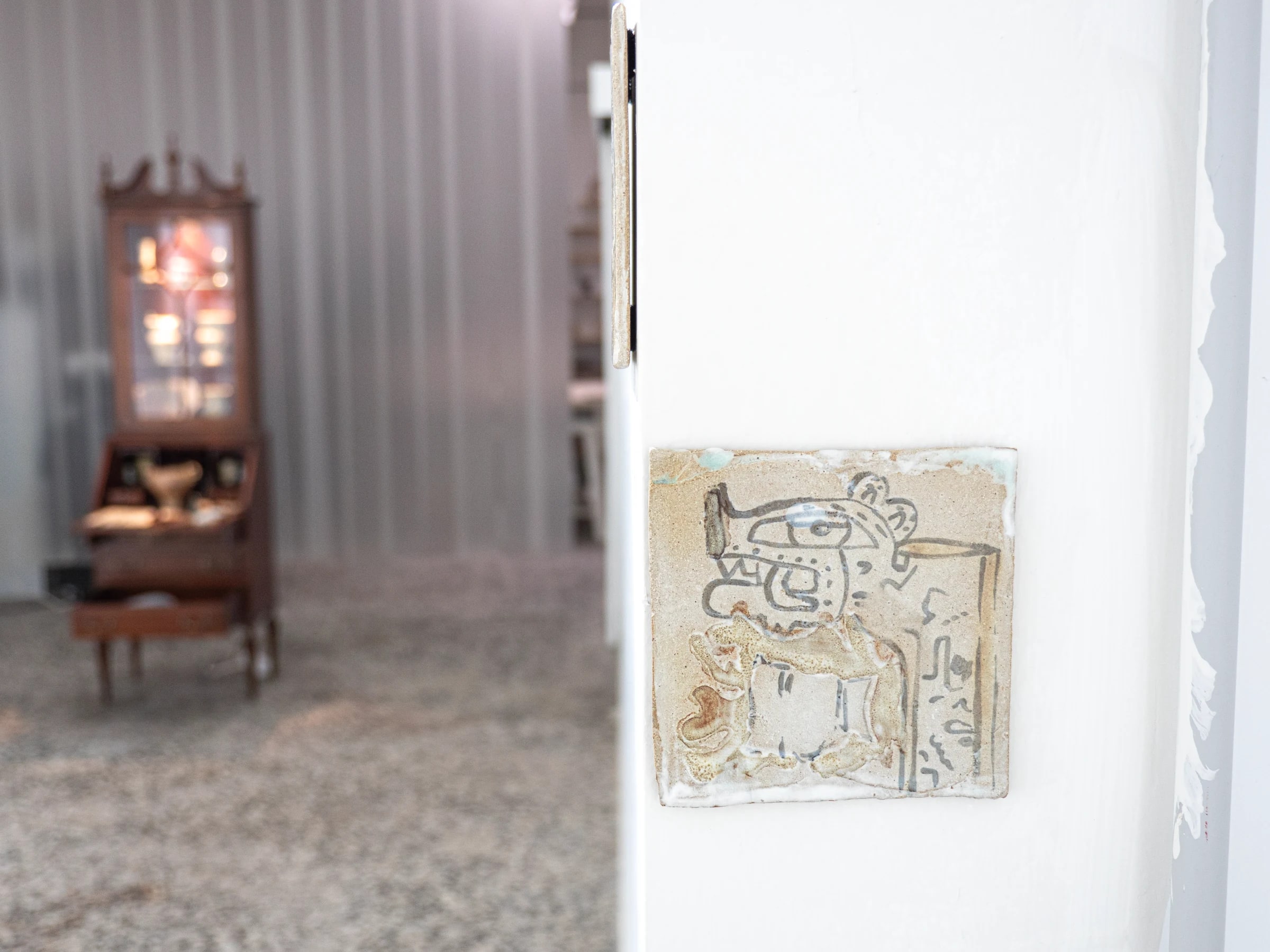 Placa cerámica en primer plano dentro del recorrido expositivo