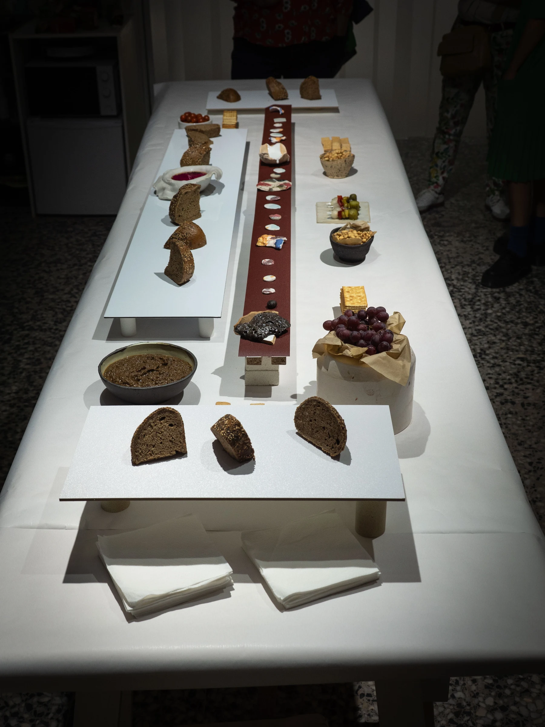 Mesa longitudinal con el archivo de objetos y materiales