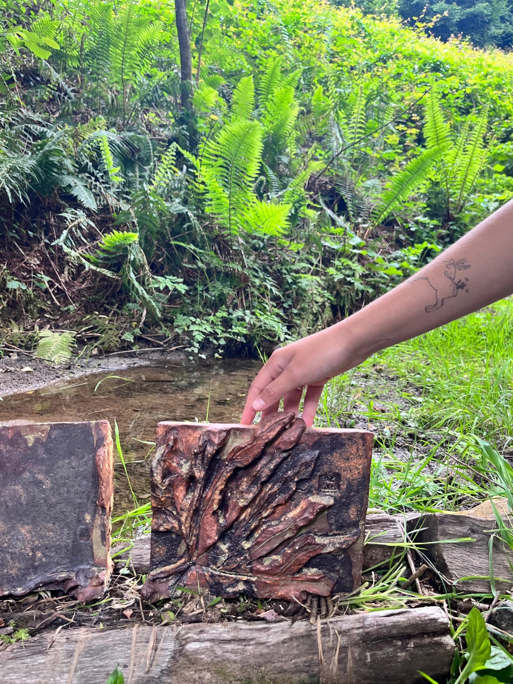 Interacción de la artista con la obra en el paisaje