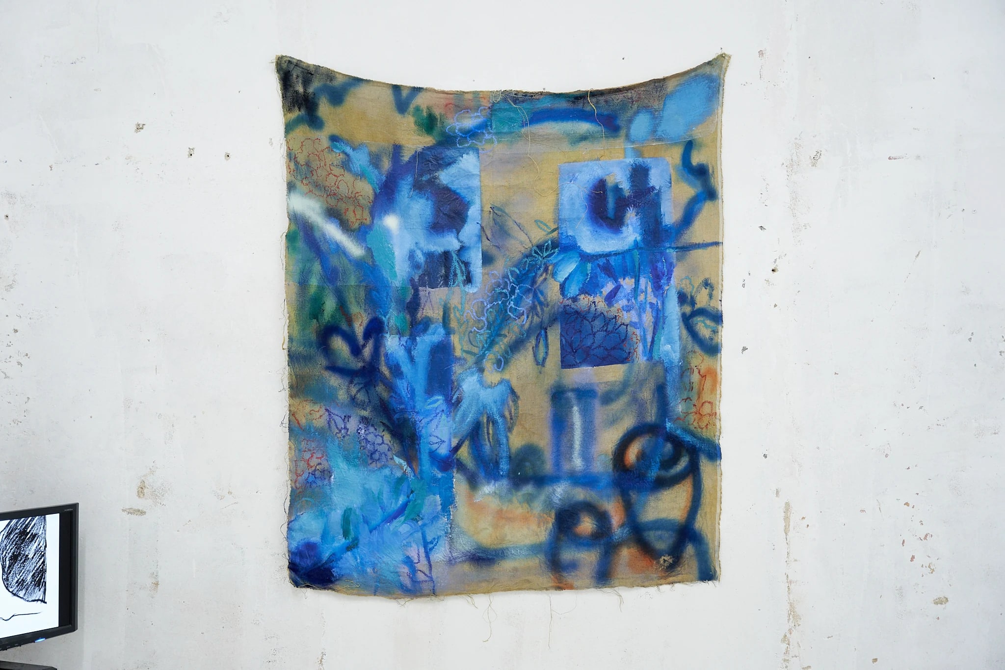 Obra azul instalada en la galería