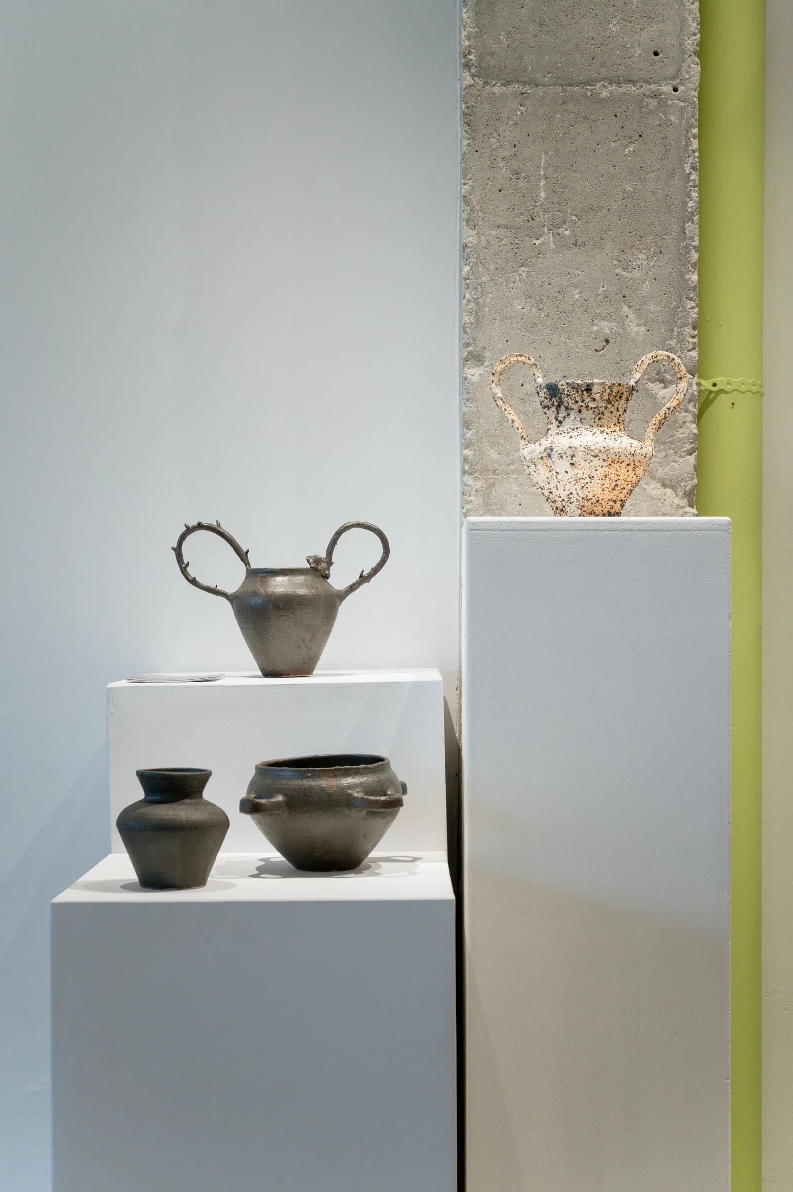 Señoras de hierro instaladas en la exposición Hangar