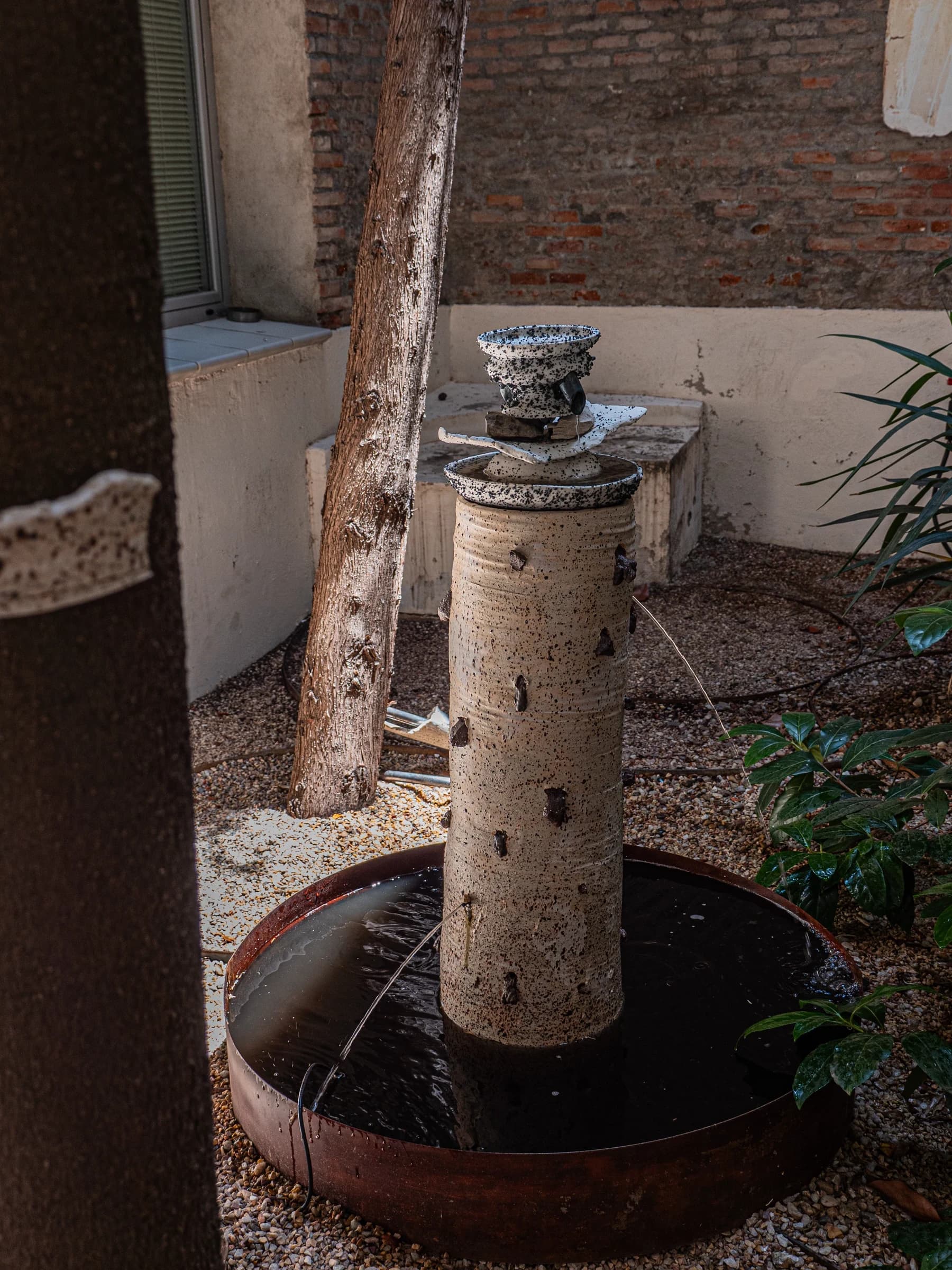 Fuente cilíndrica en el patio de la exposición