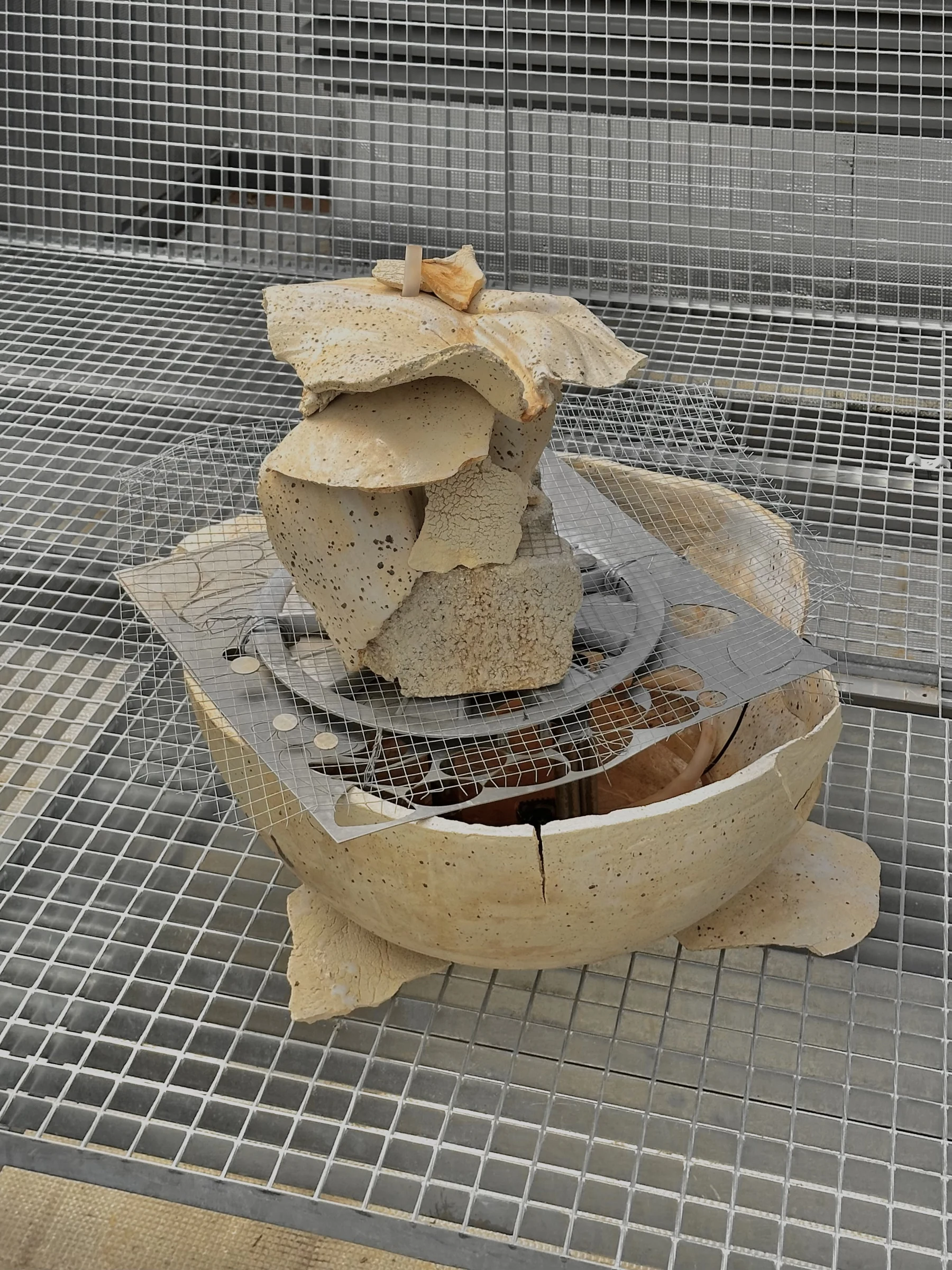 Fuente de cerámica y agua en funcionamiento