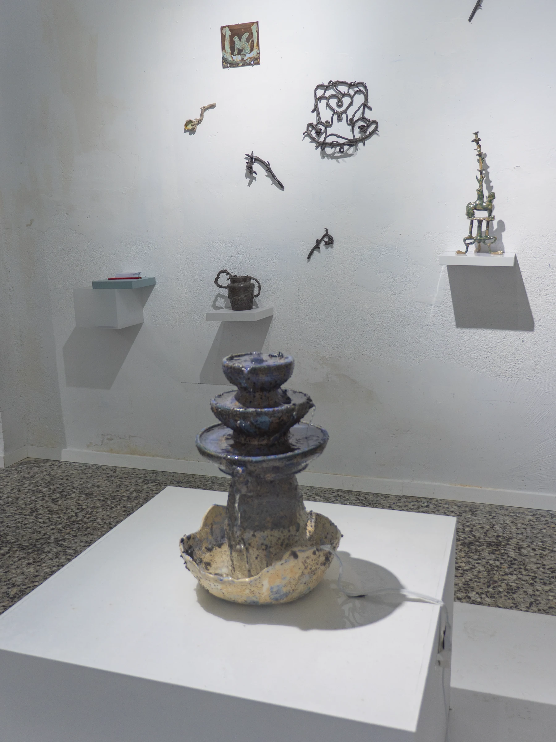 Fuente cerámica instalada en el centro de la sala de Lo velado