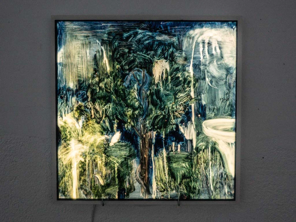 Obra gráfica oscura con vegetación y veladuras claras