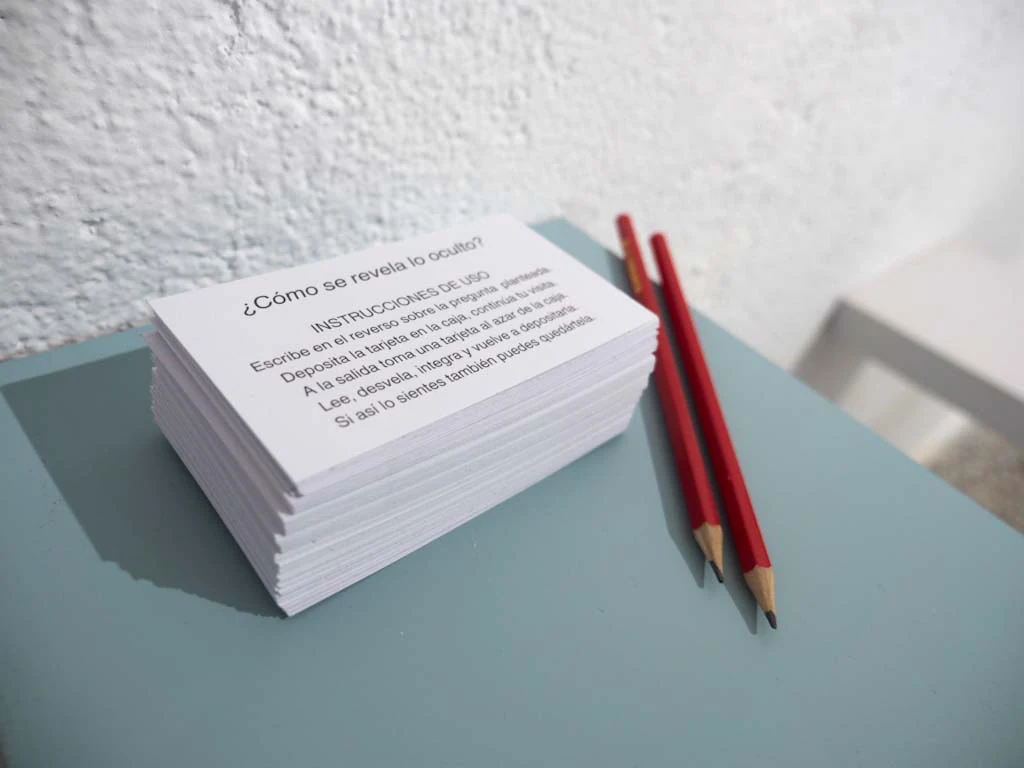Tarjetas de sala y lápices dispuestos sobre una mesa