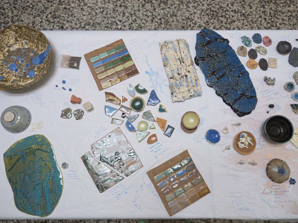Vista cenital del archivo de cerámicas, dibujos y muestras materiales