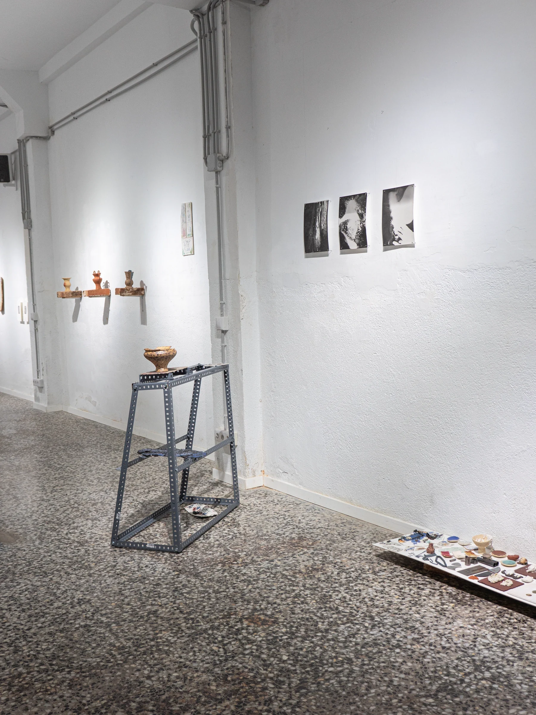 Vista de sala con obras gráficas y cerámicas