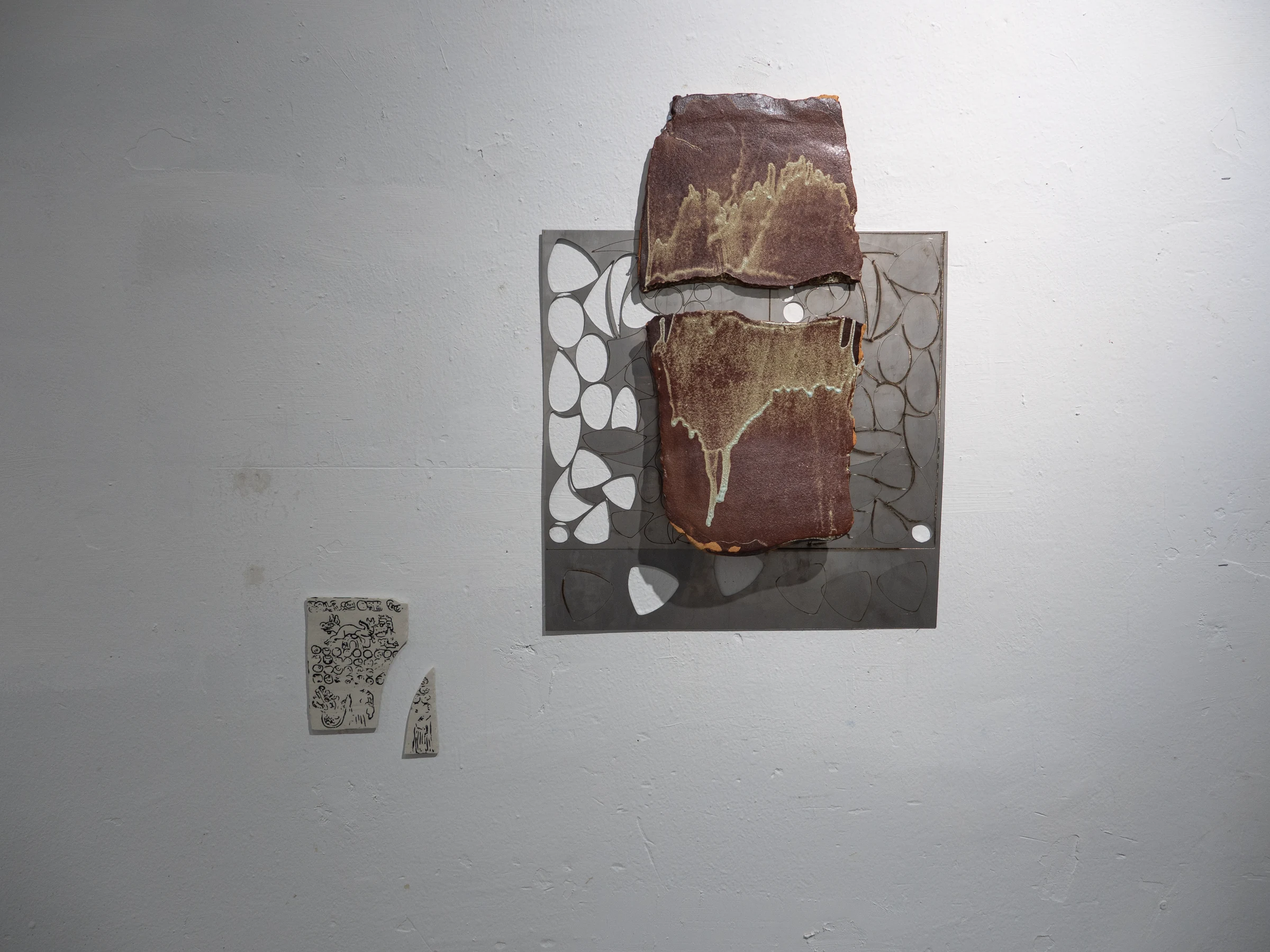 Composición mural de cerámica, metal y fragmentos documentales