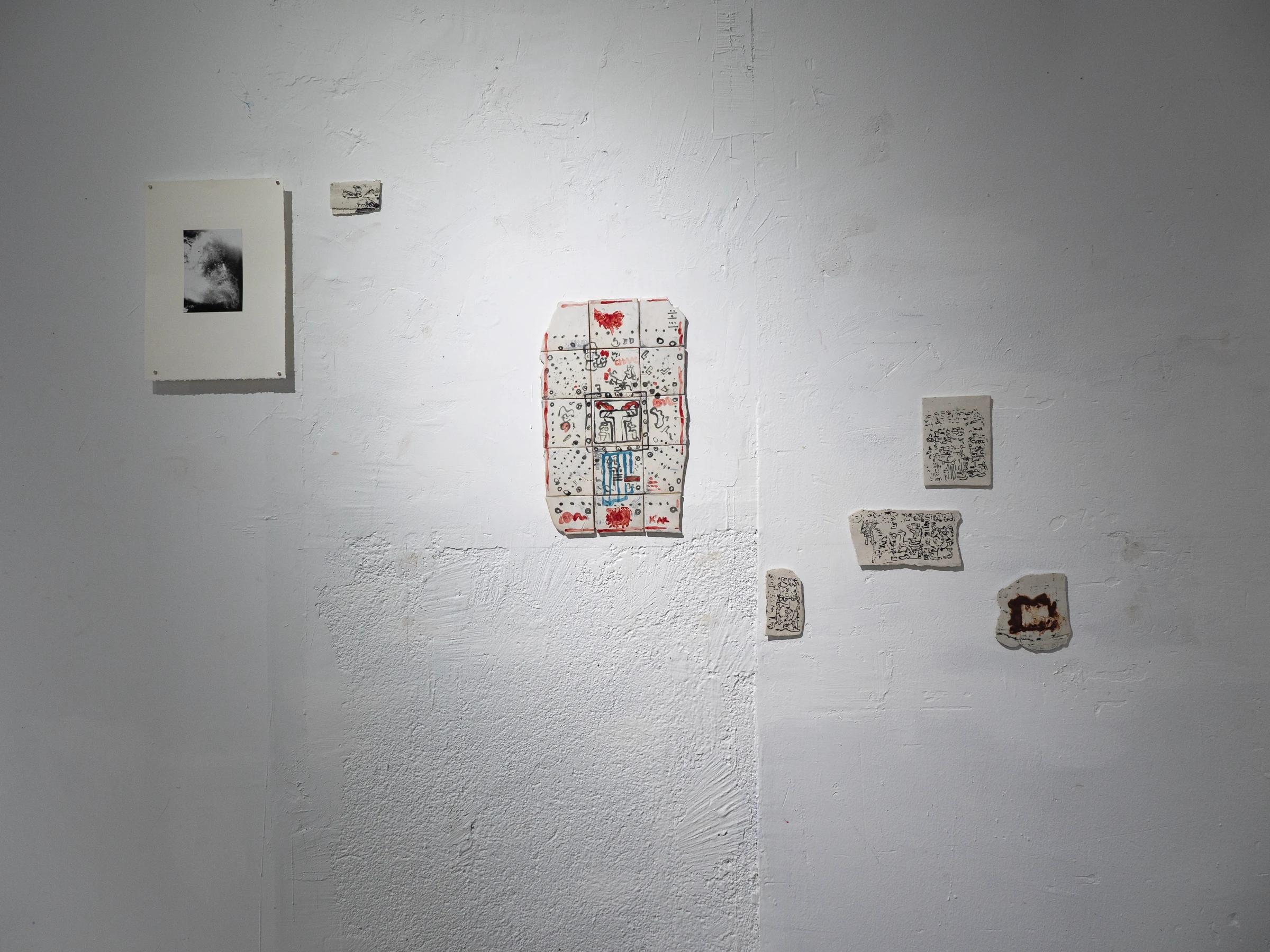 Muro con dibujos, documentos y fragmentos del archivo material