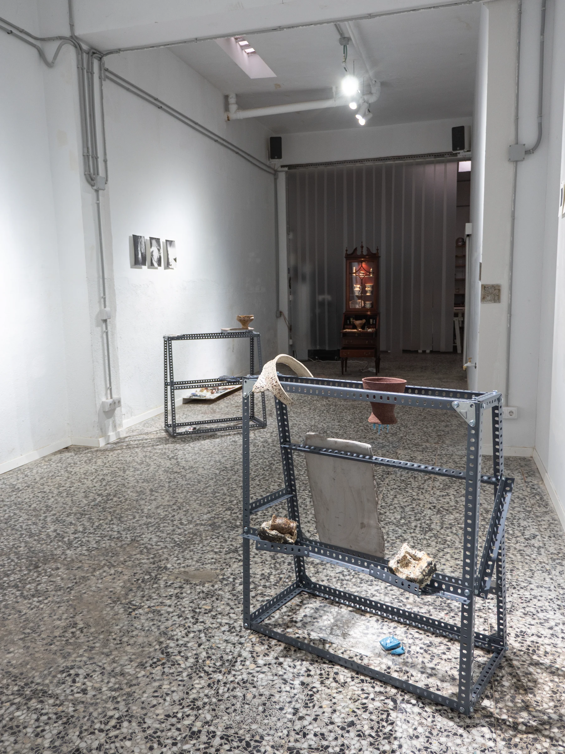 Estructura metálica con objetos cerámicos en el centro de la sala