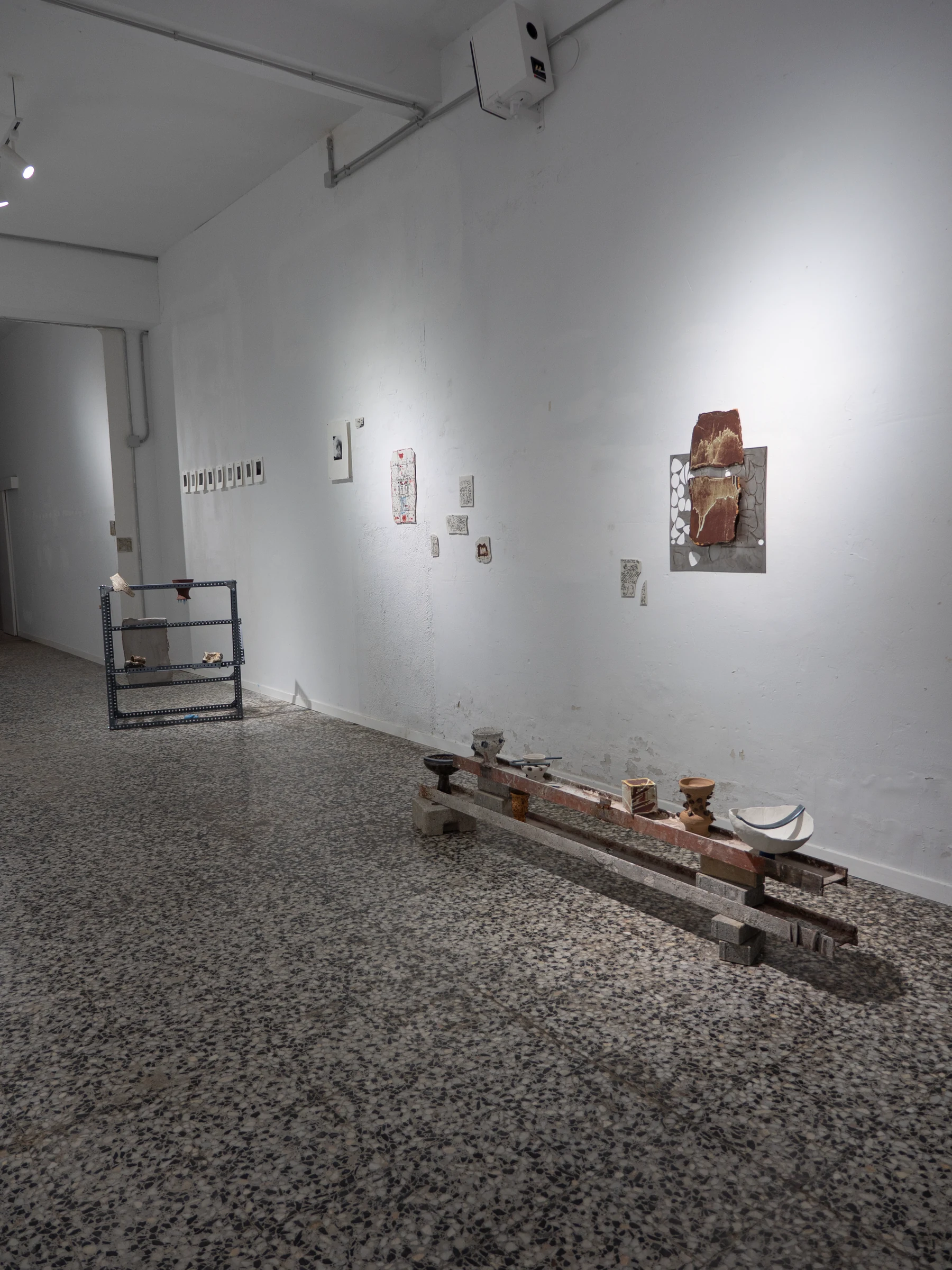 Vista de sala con piezas alineadas sobre una estructura baja