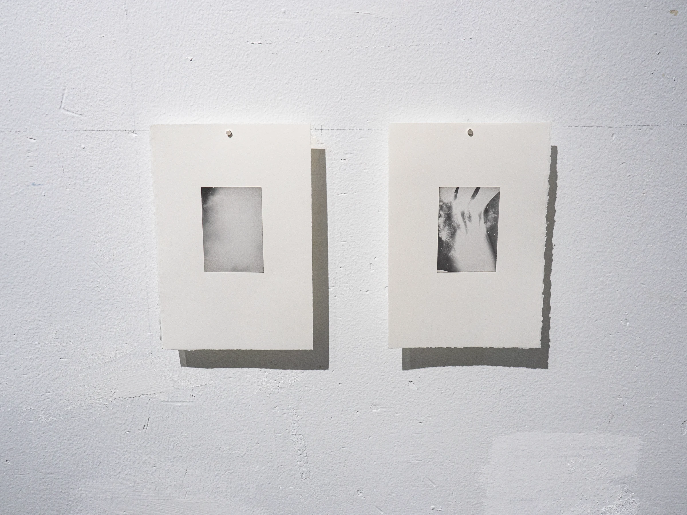 Dos fotografías analógicas montadas sobre paspartú blanco