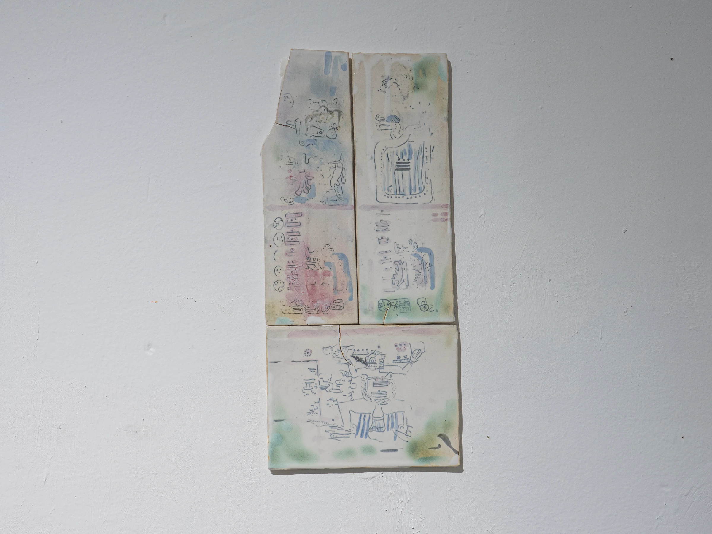 Archivo de muestras, dibujos y materiales sobre mesa