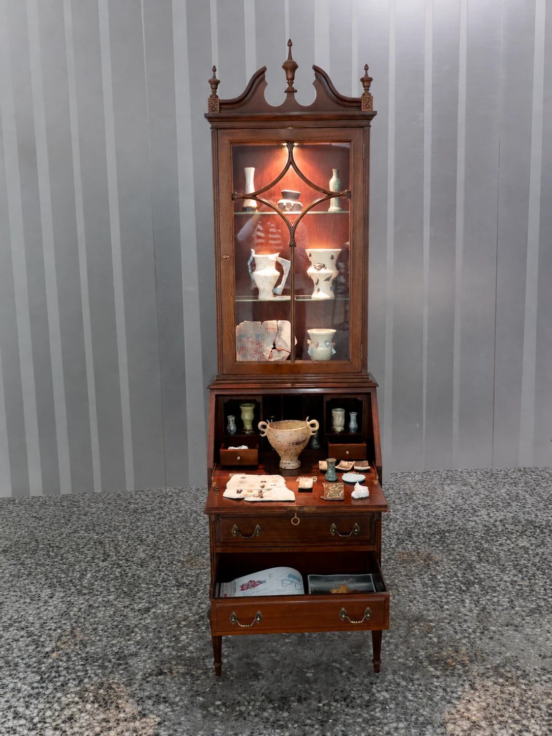 Archivo material instalado en un mueble de madera