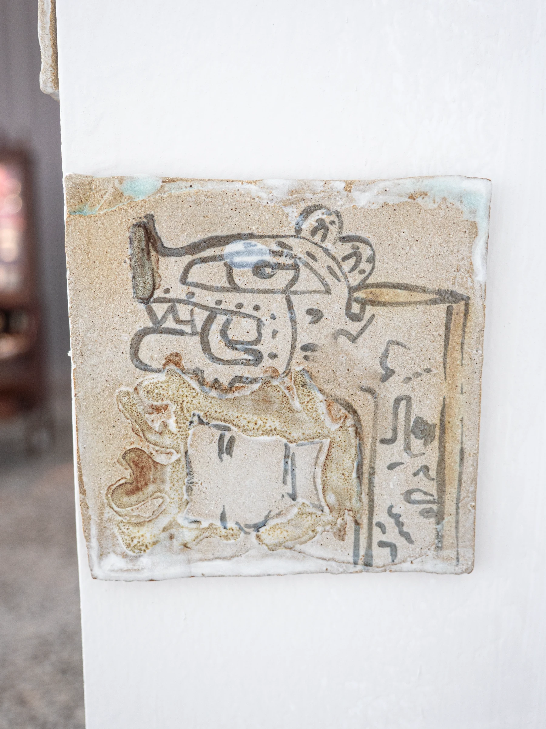 Detalle de placa cerámica con iconografía lineal
