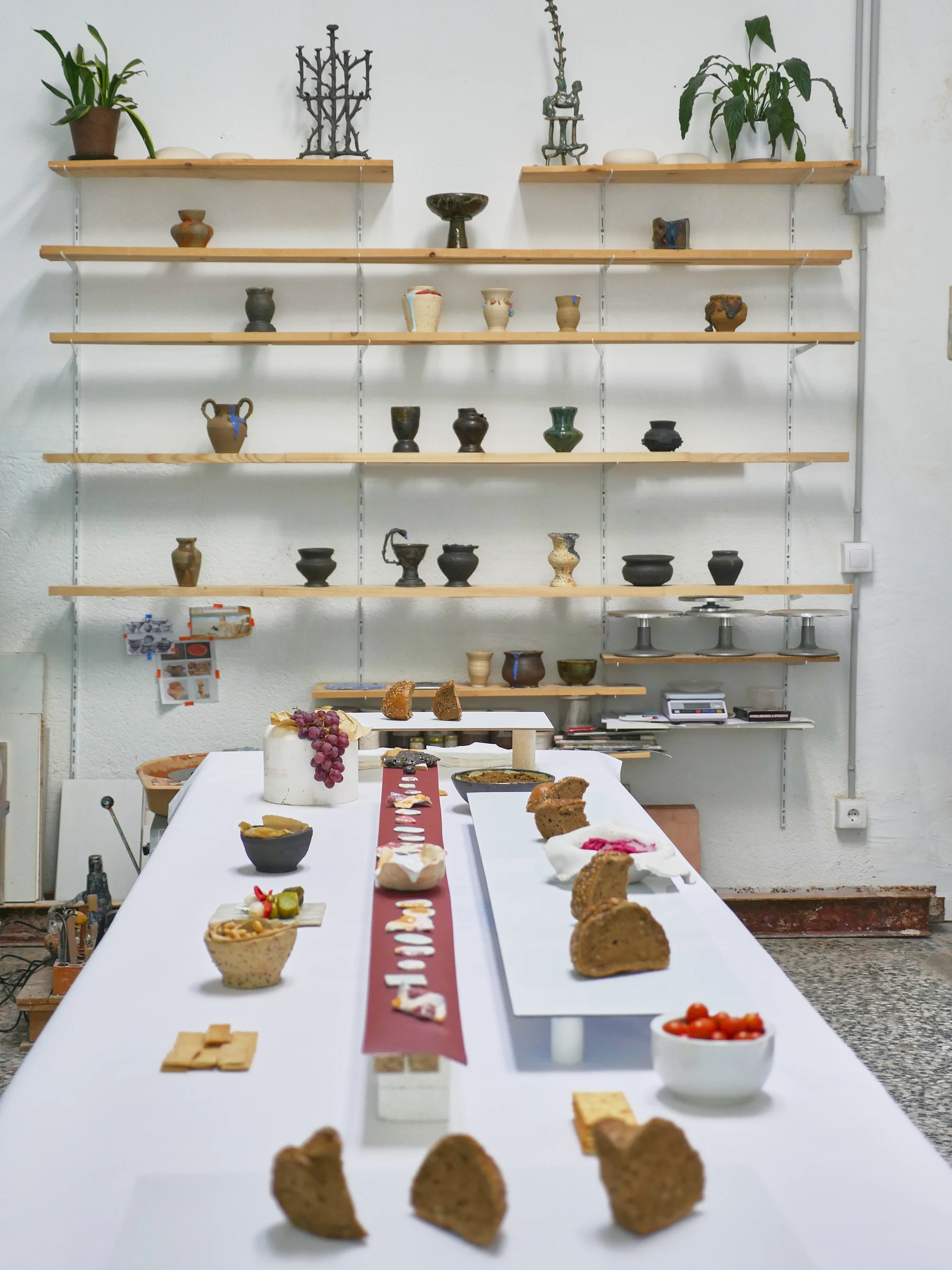 Archivo de objetos, arcillas y pruebas en el estudio