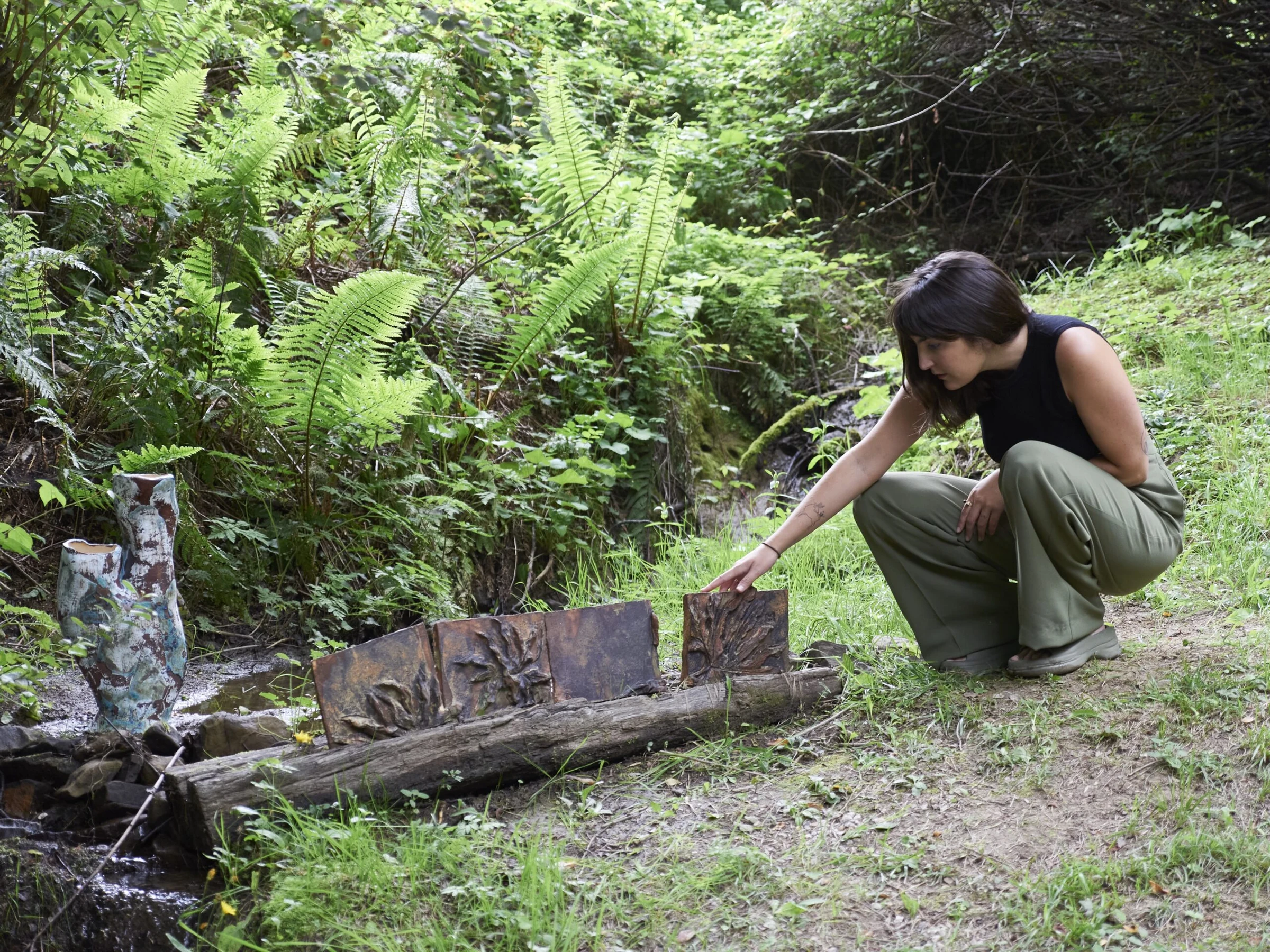 Proceso de instalación de la obra en el bosque