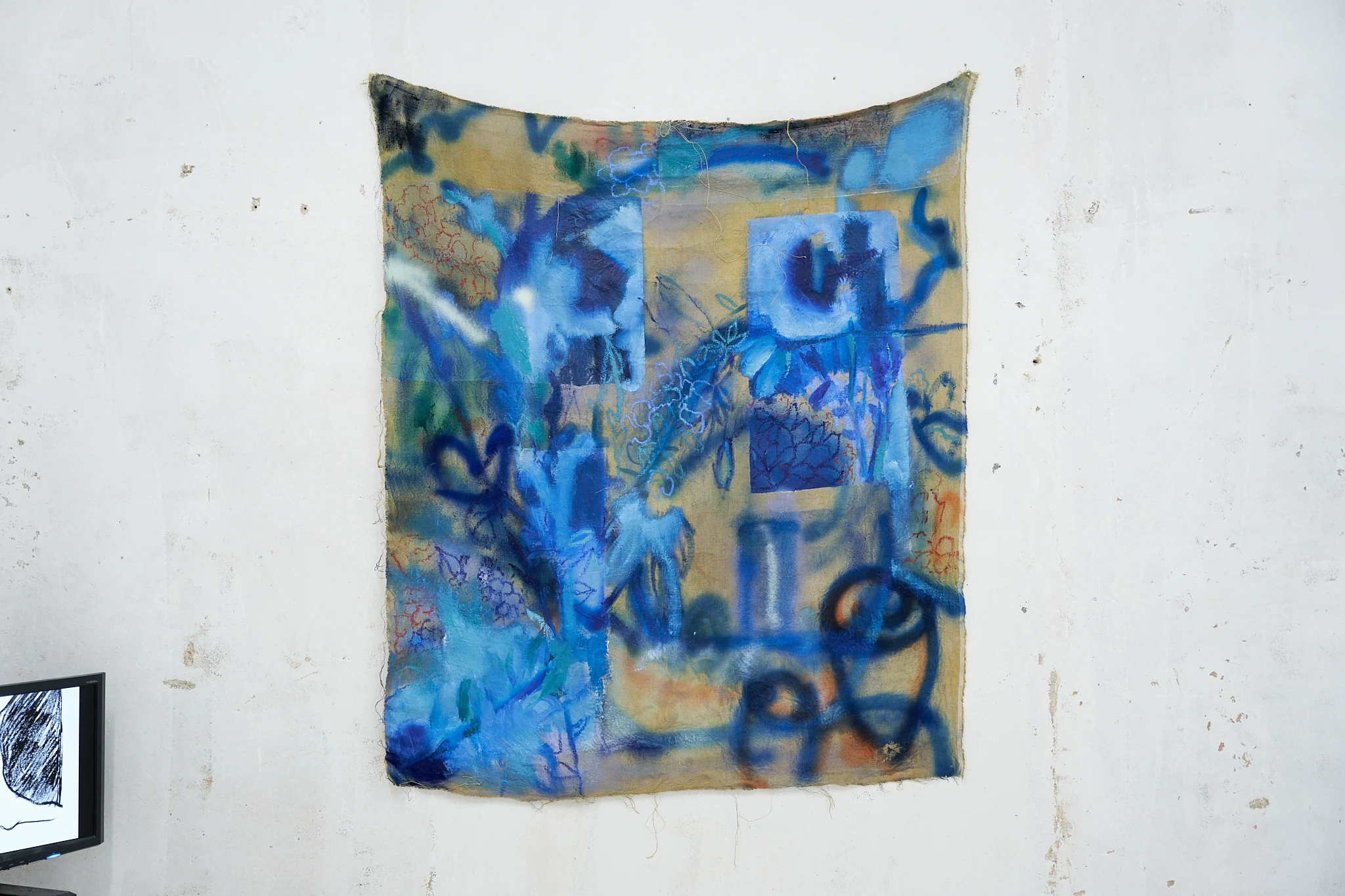 Obra azul instalada en la galería